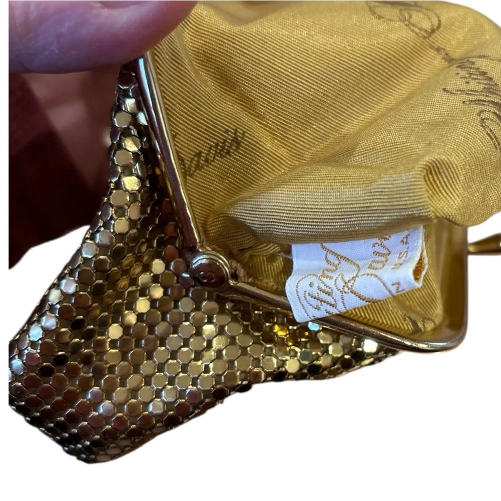 50s WHITING & DAVIS MCM SHIMMERING GOLD MESH CHANGE PURSE W KISS CLOSURE 3